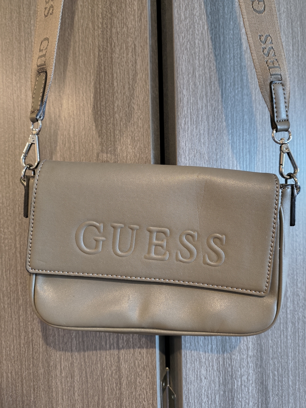 GUESS Designer Navy Green Crossbody Bag with Logo On Adjustable Strap And Flap - Picture 2 of 7